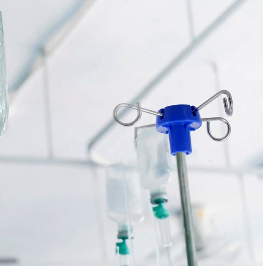 Porta Suero Clínico para Bombas de Infusión y Alimentación con Ruedas y Altura Ajustable - Delcantomedical